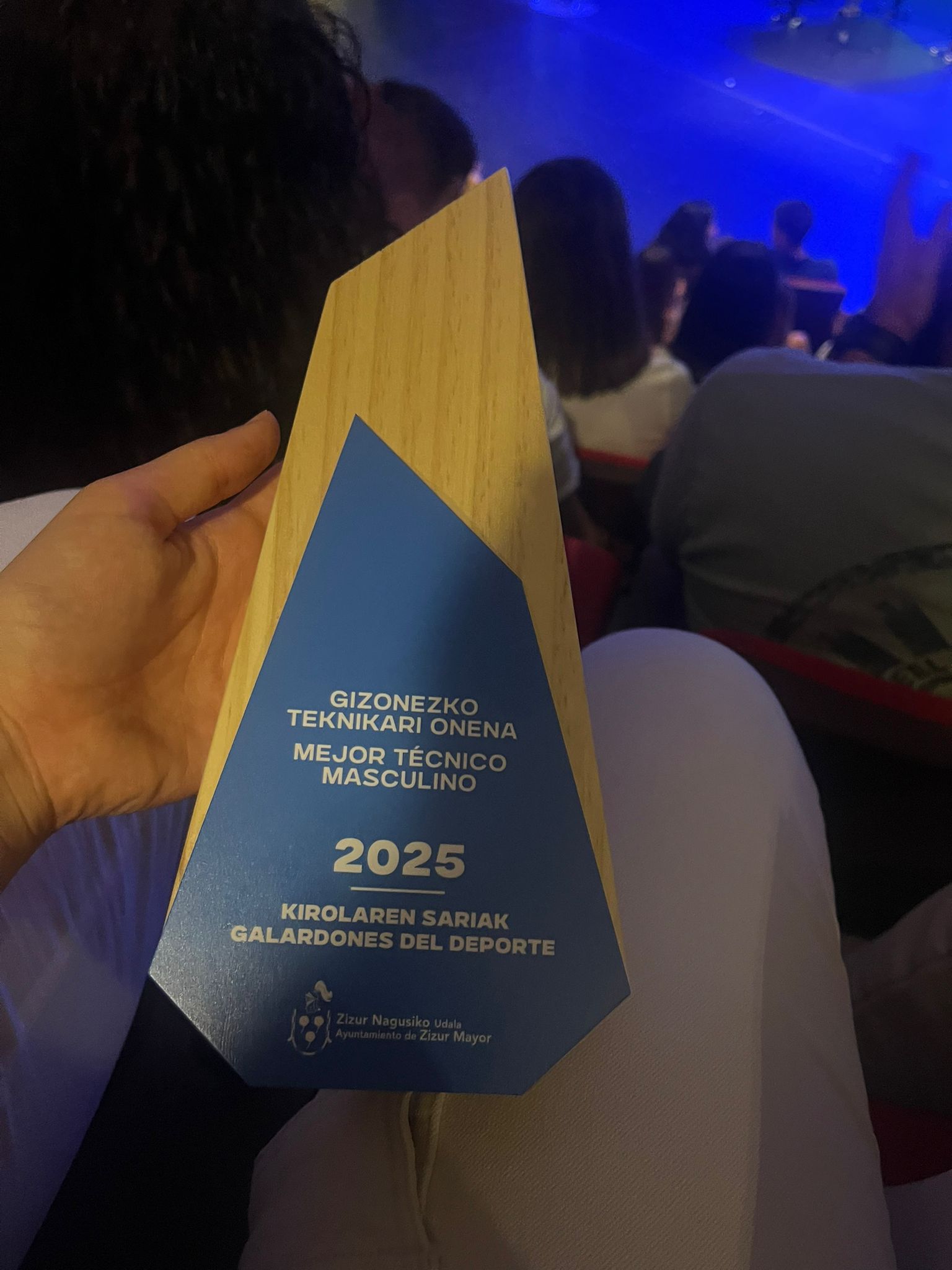 El Maestro Juan Cruz Izura galardonado como el mejor técnico masculino. Zizur Mayor 05-06-25